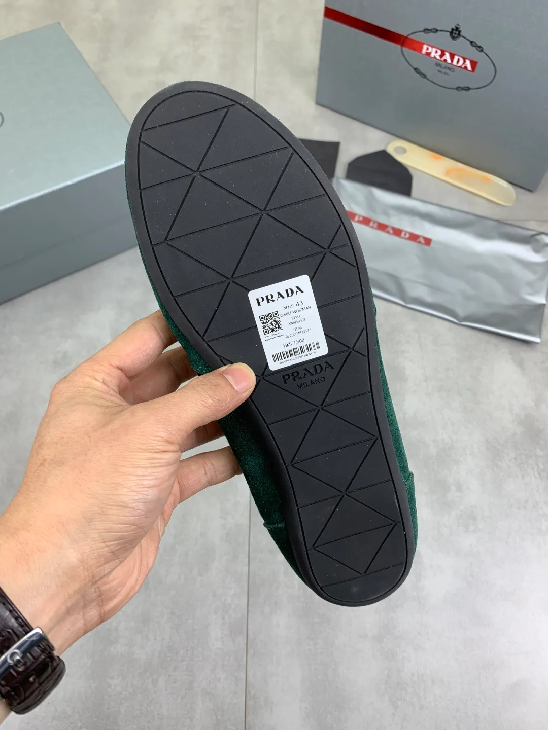 Men's shoes 💰P500💰【New style】hot style is on the official website, 🆘 Trendy brand (Prada) mainly promotes hot style, avant-garde and versatile fashion men's shoes private version mold opening, cowhide surface splicing 1:1 replica... fashionable and simple, original imported cowhide lining cowhide feet; the atmosphere and personality are more fashionable, eye-catching and pursuing class. It will subvert the old idea and be a must-have for fashion trendsetters with you! Must keep it for yourself! Tall and comfortable, large and low, high-end quality workmanship. Size: 38-44; 6️⃣colors available.